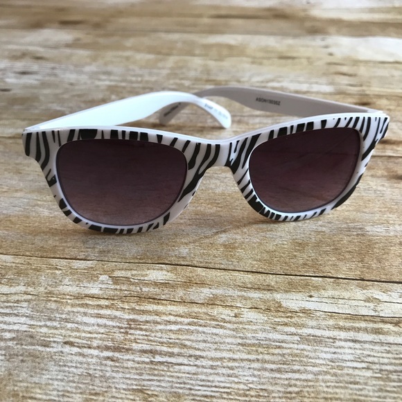 Interchangeable sunglasses are NWOT - Picture 2 of 5